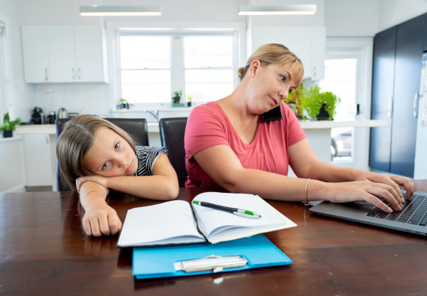 3 beneficios que los padres que trabajan deben exigir a los empleadores